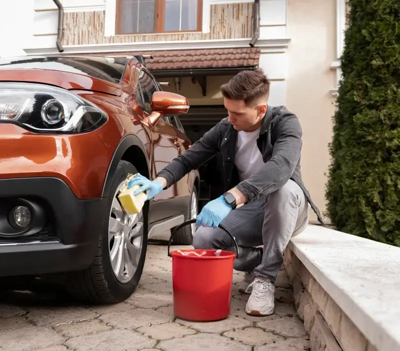 Lavage auto à domicile Cauville-sur-Mer : professionnel intervenant sur un véhicule